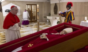 Segredo Milenar Revelado: Como o Corpo do Papa Francisco Permanece Intacto até o Funeral