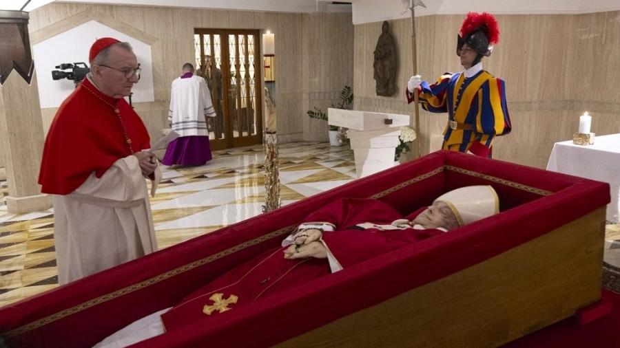 Segredo Milenar Revelado: Como o Corpo do Papa Francisco Permanece Intacto até o Funeral