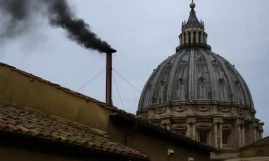 O conclave de 2025, iniciado nesta quarta-feira (7), reúne 133 cardeais na Capela Sistina, no Vaticano, com o objetivo de eleger o sucessor do Papa Francisco.