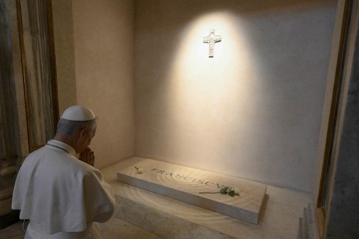 Papa Leão XIV Faz Primeira Visita ao Túmulo do Papa Francisco em Roma