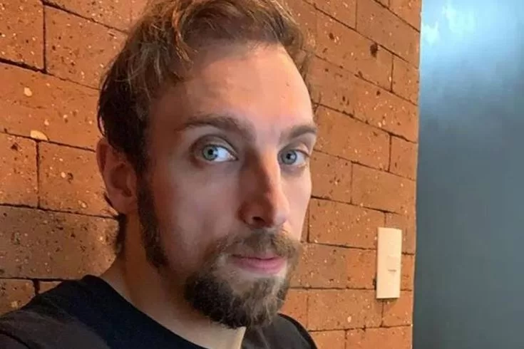 ÉTICA: Humorista Léo Lins Condenado a 8 anos de Prisão por Piadas Ofensivas em Show