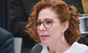 FORAGIDA: Moraes Decreta Prisão de Carla Zambelli e Inclusão na Interpol