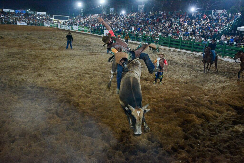 SUCESSO: Final do Rodeio da Expoacre 2025 Competição e Tradição Arena