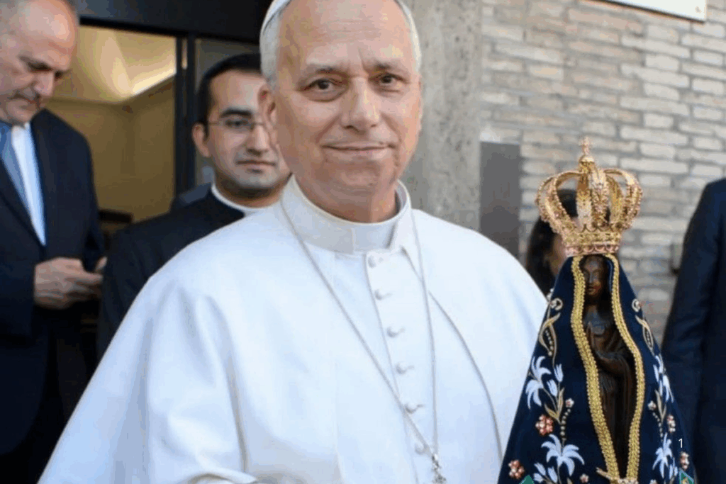 HOMENAGEM: Papa Leão XIV Compartilha Foto com Imagem de Nossa Senhora Aparecida