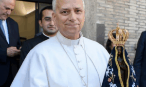 HOMENAGEM: Papa Leão XIV Compartilha Foto com Imagem de Nossa Senhora Aparecida