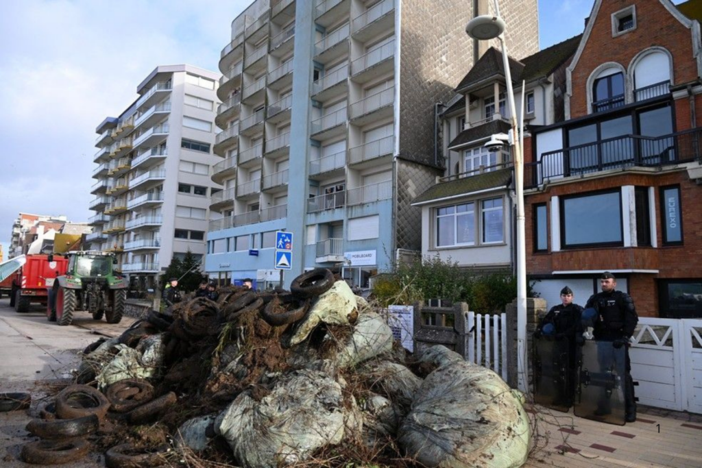 TENSÃO: Agricultores Franceses Protestam com Esterco e Lixo em Frente à Casa de Praia do Macron