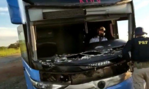 IMPRUDÊNCIA: Motorista é Detido pela PRF Dirigindo Ônibus Sucata na BR 158