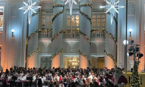 MÁGICO: O Acender das Luzes de Natal Encanta o Público Após Tempestade na Capital Acreana