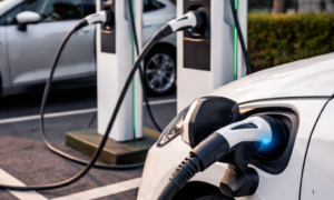 Na CES 2026, IA e direção autônoma ganham destaque enquanto montadoras revisam planos para carros elétricos. Entenda a nova estratégia do setor.