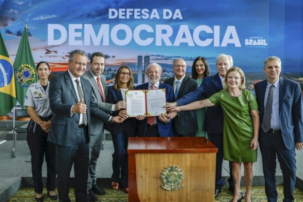 RESISTÊNCIA: Lula Veta Integralmente “PL da Dosimetria” em Ato de Defesa da Democracia