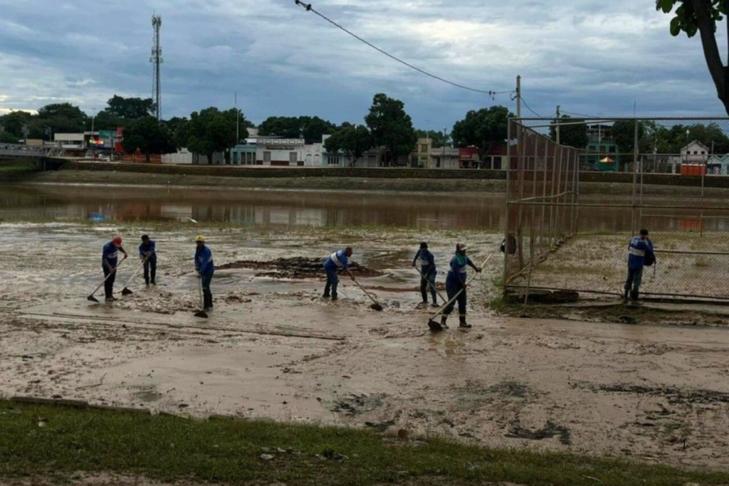 RECUPERAÇÃO: Vazante do Rio Acre Acelera a Limpeza em Rio Branco