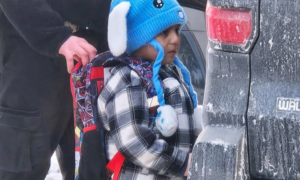 LIBERDADE: Menino de 5 anos Detido pelo ICE Retorna a Minnesota após Ordem Judicial nos EUA