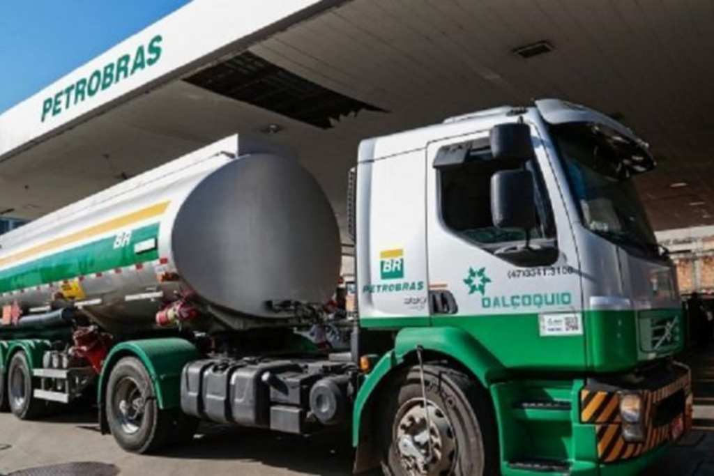 REAJUSTE: Petrobras Aumenta Gasolina pela Primeira Vez em 2 Anos, mas Subsídio Reduz Impacto para Consumidores