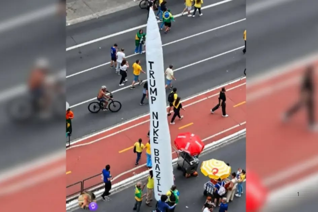 AMEAÇA: Míssil Inflável com Pedido de Ataque Nuclear ao Brasil em Ato de Flávio Bolsonaro na Paulista