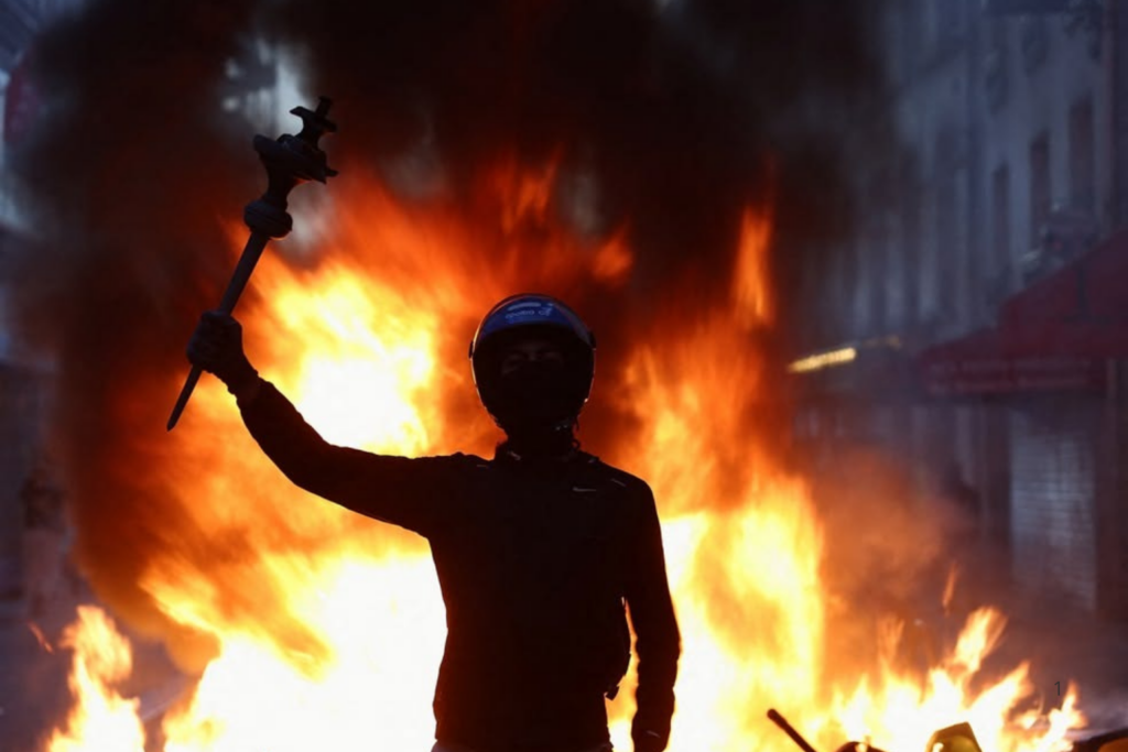 CAOS: Protestos na França Contra Macron se Intensificam e Ampliam Pressão Sobre o Governo