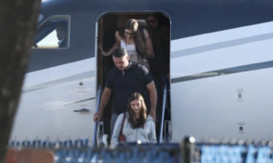 FUGA: Flávio Bolsonaro Chega a Miami após Deixar o Brasil em Meio a Investigações e a Uma Ordem Judicial para Entrega de Passaportes
